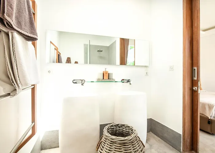New Brawah 5 Bedroom 200m To Finns Club