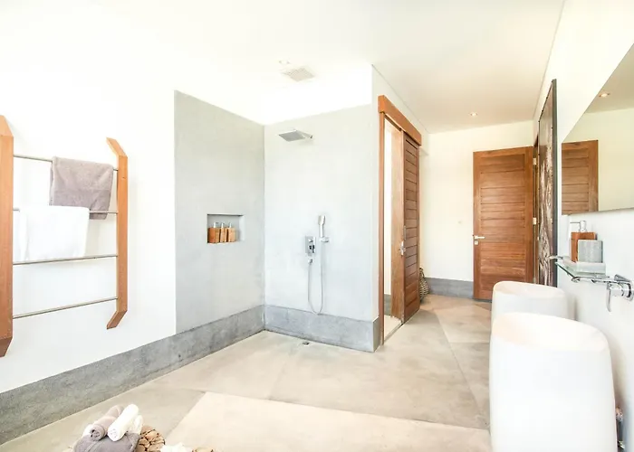 New Brawah 5 Bedroom 200m To Finns Club *