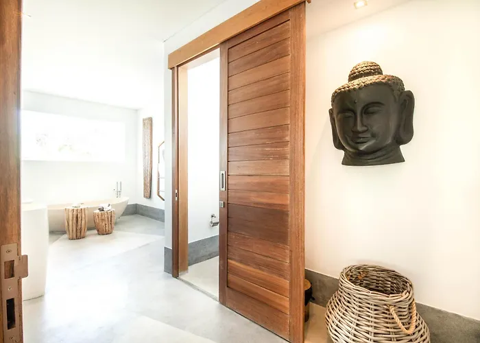 New Brawah 5 Bedroom 200m To Finns Club