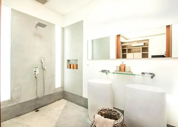 New Brawah 5 Bedroom 200m To Finns Club ヴィラ