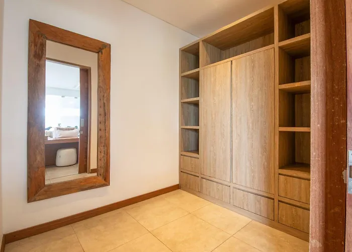 New Brawah 5 Bedroom 200m To Finns Club